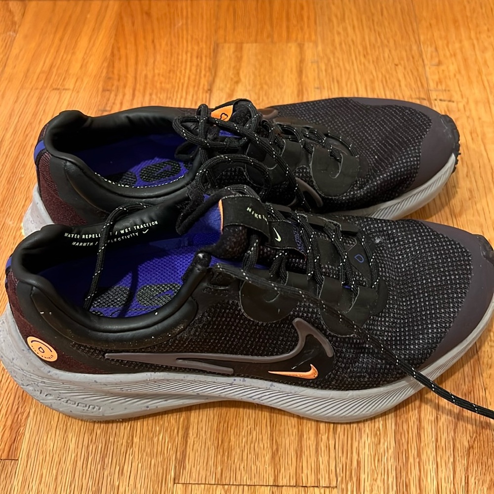 Nike zoom winflo running shoes